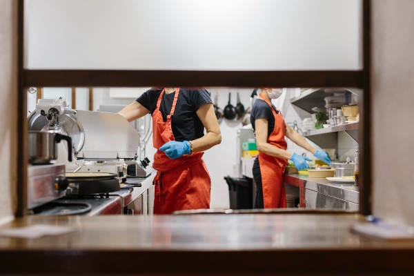 limpieza de una cocina en un restaurante